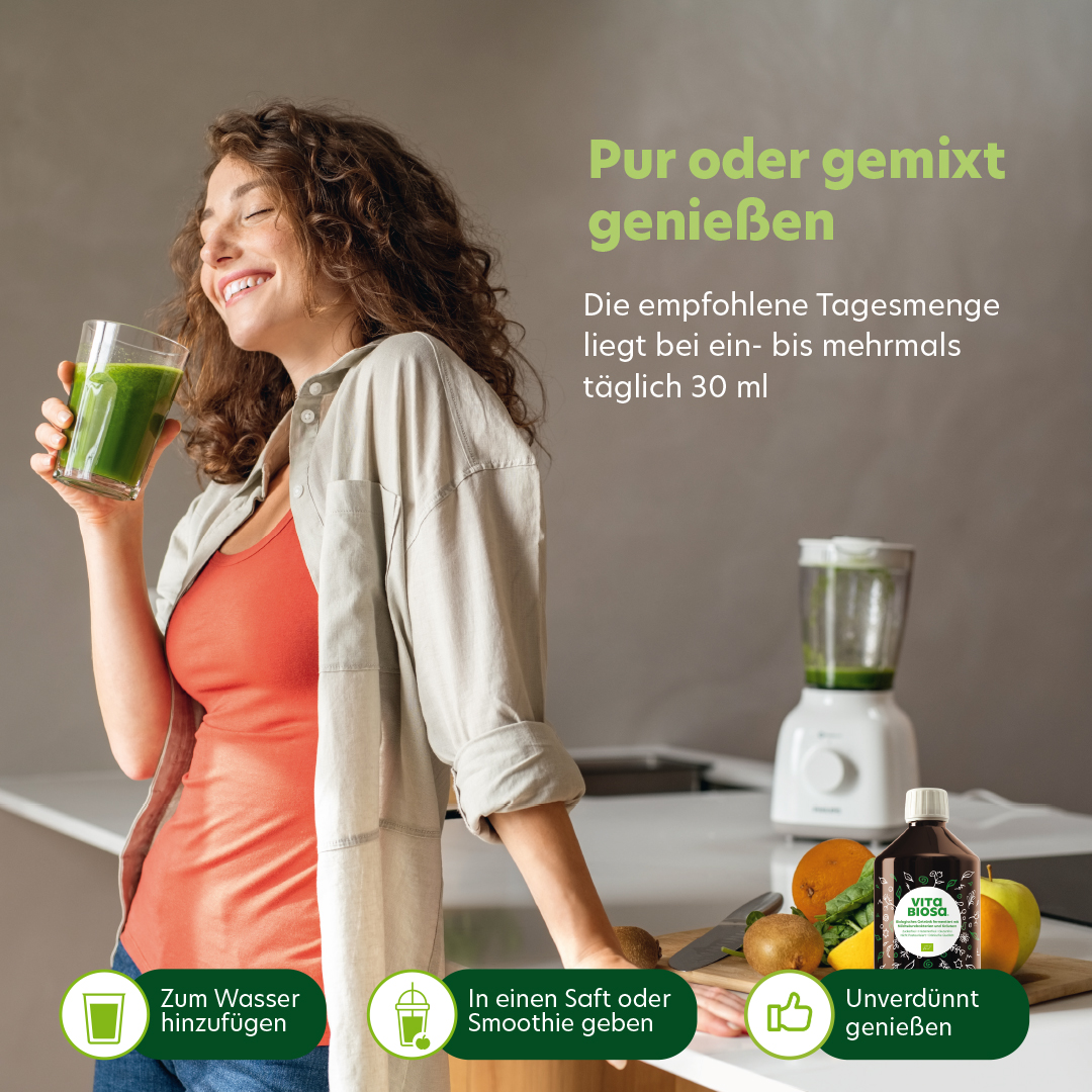 Frau mit Schnapsglas Vita Biosa Original Kräuter Apfel Beeren Brombeeren